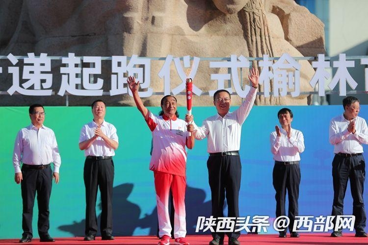 塞上古城開跑！ 十四運會和殘?zhí)貖W會火炬在榆林傳遞
